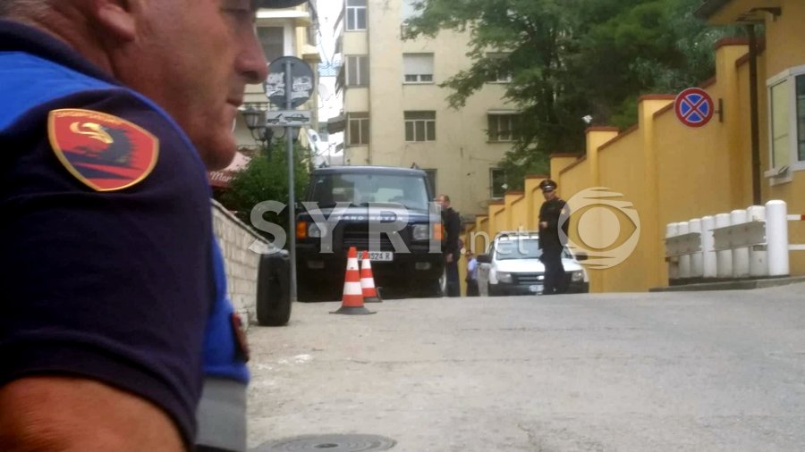 FOTO/ Alarm pranë ambasadës amerikane në Tiranë, gjendet një valixhe