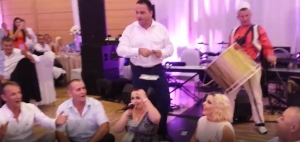 Foto/ Kryegjyqtari i Vlorës harbohen në dasmë, hedhin para me grushte