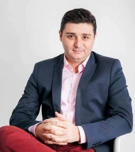 “OPOZITA? MË TREGONI KU E KA VARRIN T’I ÇOJ NJË LULE! FALE MONA!”