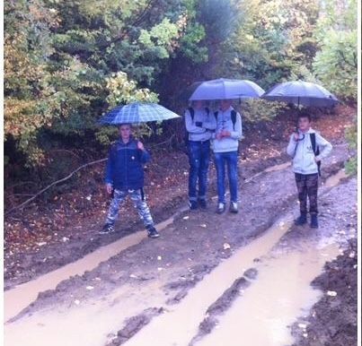 FOTOLAJM/11 kilometer rrugë për të shkuar në shkollë.