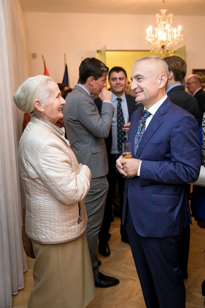 Meta i surprizuar, takon mësuesen  8-vjeçares