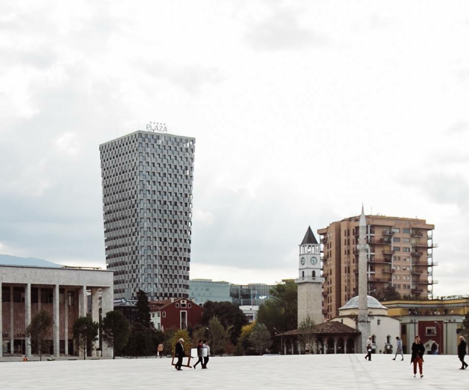 Kjo është Tirona jonë e kontradiktës…