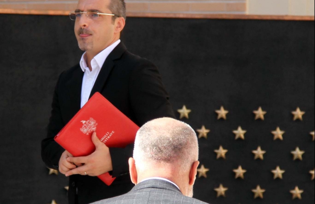 Pse Rama  nuk ka patur dijeni për Sajmir Tahirin?!