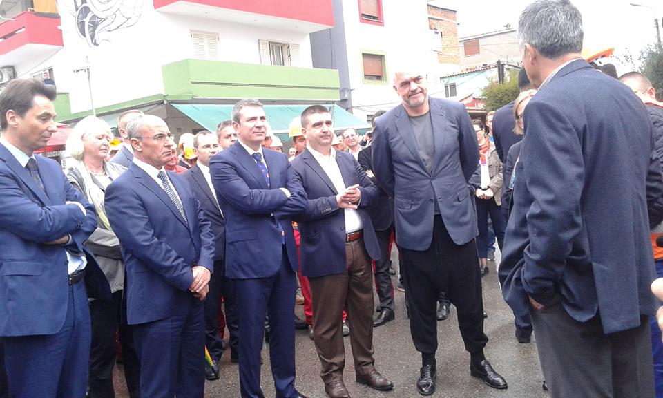 Mos vish tutat e Noizy, na turpërove”, Rama përgjigjet për veshjen: O i shkreti unë…