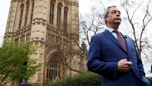 Lideri i “Brexit” sapo plasi bombën/ Brukseli i varur nga Soros. Fondacioni i tij po shkatërron kombet…