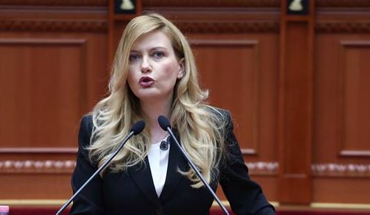 Mesila Doda: Sot gjendeni pa fjalë, pa zë, pa asnjë gram trimërie përballë grekut