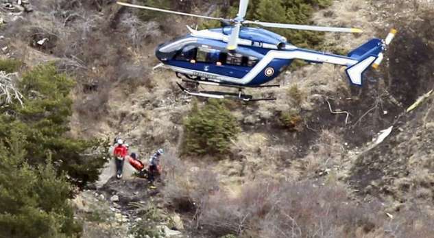 Avioni dhe helikopteri përplasën në mes të ajrit, raportohet për ‘shumë të vdekur’