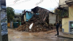 Përkeqësohet situata nga shirat e dendur/ Shemben dy shtëpi