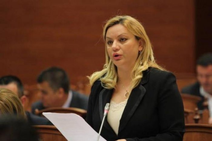 Ruçi i ndëpret fjalën Vokshit. Deputetja PD bllokon foltoren!