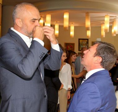 Pasuria e Kryebashkiakëve,shifrat marramendëse… me fabrika, pallate dhe makina luksoze.