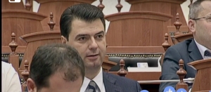 Basha rrëfen incidentin në lokal, me tatimorët duke drekuar me vajzat