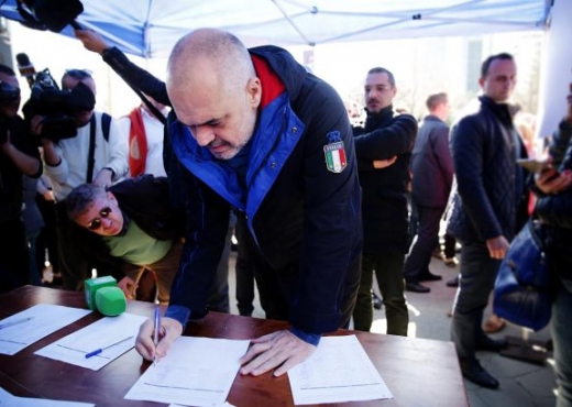 Rama firmos vendimin,  surpriza për  100 mijë punonjësve të administratës