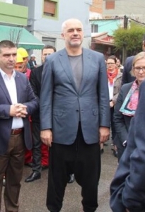 Ambasadori Lu po blen për barbonin me brekushe pakëz kohë