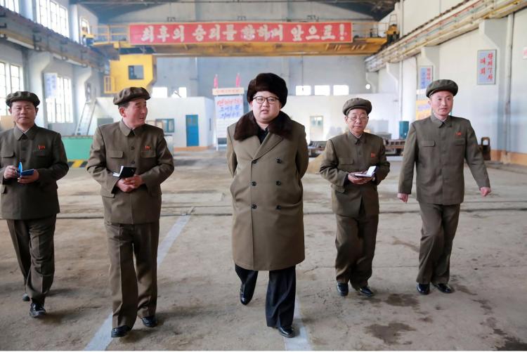 Pas arratisjes së ushtarit, Kim Jong-un gërmon një hendek me Korenë e Jugut
