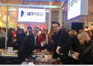 Deputeti i PD Salianji merr  autograf nga ish deputeti i PS Alfred  Peza