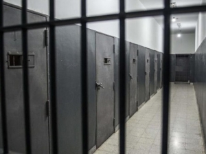 Si u arratis shqiptari nga burgu i vdekjes, abuzimet dhe skandalet që ndodhin aty