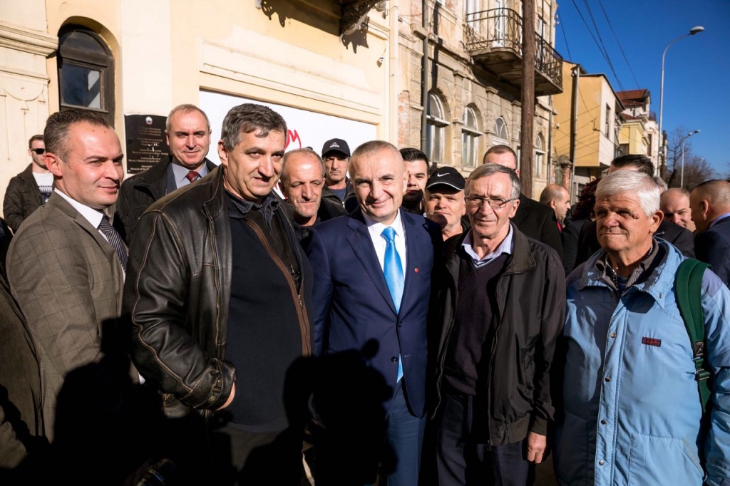FOTOT/Meta vizitë në Manastir, shqiptarët dalin dhe e presin në rrugë