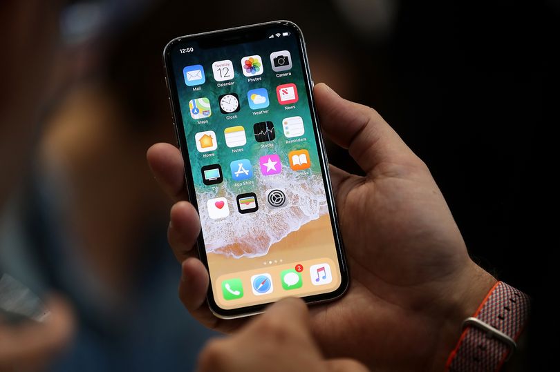 iPhone X, u shfaqën problemet e para