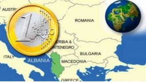 Rama vijon nismën e Berishes “Shqipëria 1 Euro”.