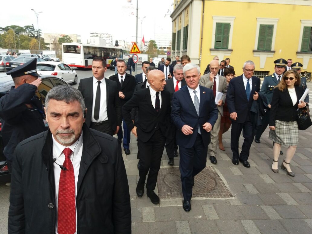 Haki Çakon e shmangin nga pritja e Ministrit të Brendshëm të Italisë