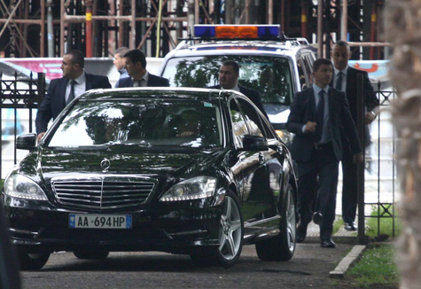Eskorta e Kryeministrit Edi Rama përfishet në aksident, 2 të plagosur