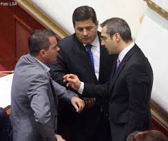 Denoncimi/   Vëllai i deputetit Pjerin Ndreu i dha Tahirit   patentën 100 tonëshe