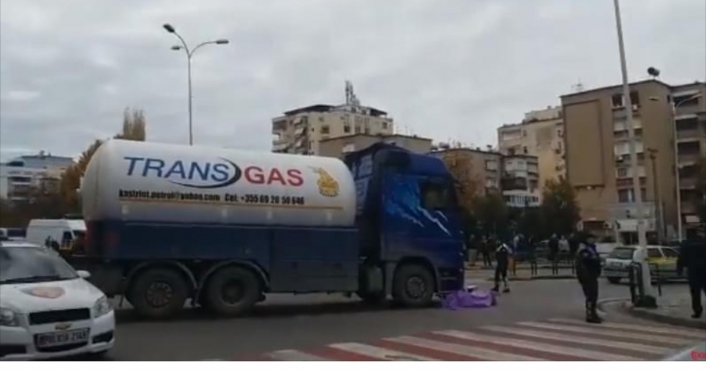 Pamjet e rënda/ Aksident te Brryli, autoboti shtyp një burrë me biçikletë