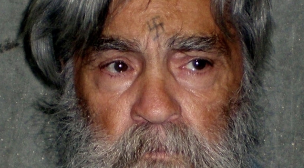 Charles Manson , psikopati udhëheqës i kultit që tronditi botën