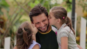 Babai lë vajzën 3-vjeçe në shtëpi dhe del me shokët, pasi harxhon lekët kërkon…