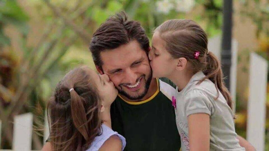 Babai lë vajzën 3-vjeçe në shtëpi dhe del me shokët, pasi harxhon lekët kërkon…
