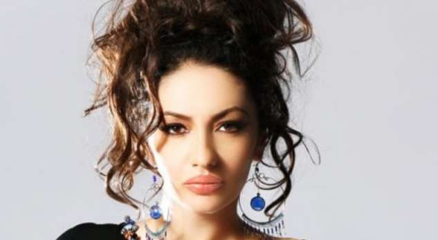 Adelina Ismaili: Si kapa politikanin e njohur duke vjedhur para