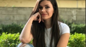 Miqtë e Adela Xhamanit lexojnë mesazhe në qiell, ja postimi që ju prek zemrën