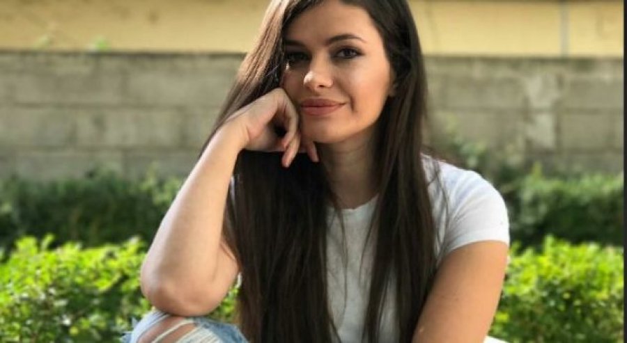 Miqtë e Adela Xhamanit lexojnë mesazhe në qiell, ja postimi që ju prek zemrën