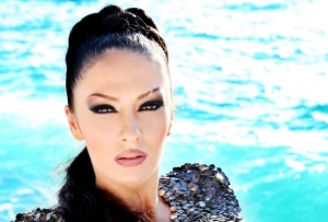 Adelina Ismaili rikthehet pas një mungese të gjatë në skenën muzikore