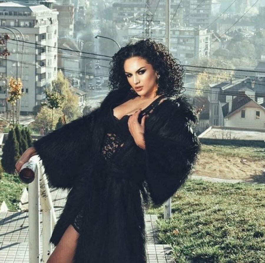 Këngëtarja shqiptare në zi për të dashurin