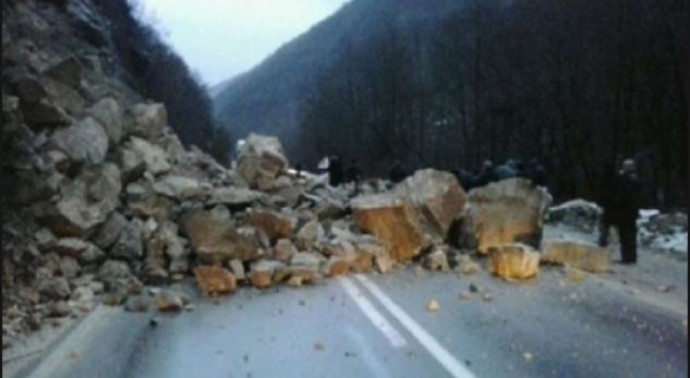 Ngjarje e frikshme/ Masivi shkëmbor zë poshtë banesën