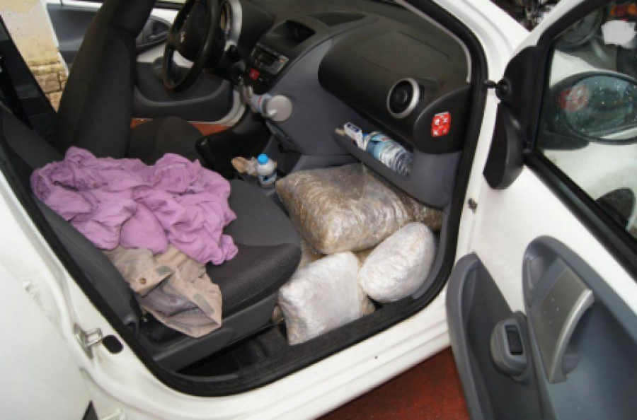 FOTO/ Greqi kapet 100 kg drogë nga Shqipëria , arrestohet transportuesi