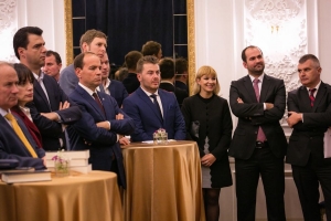 Gazetari dhe studiuesi Erald Kapri promovoi dje librin Sekretet e Luftës, Shqipëria tjetër në dokumentet britanike, një botim që zbardh dokumente të panjohura për publikun shqiptar. Ky botim erdhi falë Institutit të Studimeve Historike “Lumo Skëndo”, i drejtuar nga historiani Uran Butka. “Sekretet e Luftës janë një përpjekje 4 vjeçare kërkimi dhe leximi të mëse 20 mijë faqeve dokumente të Arkivit Britanik. Janë përfshirë 150 dokumente dhe fotografi, të cilat japin një panoramë të plotë të ngjarjeve kryesore të luftës. Dokumente të zyrës së kryeministrit Çurçill, të ministrisë së Jashtme Britanike, të Ministrisë së Luftës, të Shërbimeve Sekrete dhe të SOE-s, zyrës speciale që ngriti kryeministri britanik për luftën në prapavijë”, tha Kapri.  Britanikët mbajnë në arkivin e tyre një dokumentacion thelbësor për të kuptuar luftën shqiptare. Ky botim ka të plotë shënimet e Çurçillit për Shqipërinë ku jepen disa të vërteta tronditëse. Në takimin më të rëndësishëm të shekullit të kaluar, Konferenca e Moskës, ku perëndimi ndau me Moskën influencë në Ballkan, Shqipëria u harrua.   “E keni menduar ndonjëherë se Enver Hoxha kishte kontakte me gjermanët dhe të kishte një marrëveshje me ta? Po që Stalini kërkonte që Mbreti Zog të mos shkelte më në Shqipëri? Po që britanikët vlerësonin lart figurat nacionaliste që zgjodhën të ngrinin një qeveri nën pushtimin gjerman? Këto dokumente janë pjesë e këtij botimi”, tha Kapri.  Prof.dr Romeo Guraguqi vlerësoi këtë botim.”Përmbledhja dokumentare, “Sekretet e Luftës, Shqipëria tjetër në dokumentet britanike”, e studiuesit Erald Kapri, është një botim shumë i rëndësishëm, që do të ndihmojë në kuptimin dhe saktësimin e ngjarjeve historike të kohës së Luftës së Dytë Botërore dhe viteve menjëherë pas saj. Erald Kapri është ndër njohësit më të mirë të Historisë së periudhës nga pranvera 1943 deri ne instalimin e plotë të diktaturës komuniste. Kaprin gjithashtu e vlerësoj si njeri, si një studiues serioz dhe bashkëpunues, të hapur për debat shkencor dhe te karakterizuar nga një mirësi e spikatur për kohën tonë. Botimi i këtij dokumentacioni, përbën një ngjarje të rëndësishme shkencore”, tha Gurakuqi.  Historiani Uran Butka dhe drejtori i Arkivit të Shtetit Ardit Bido vlerësuan botimin si një ngjarje e rëndësishme për historinë shqiptare. Deputeti Agron Shehaj, i cili është mbështetësi i Institutit “Lumo Skëndo”, tha se ky institutut do vazhdojë të mbështesë studiuesit shqiptar për të zbardhur të vërtetën historike, si një kontribut që i jepet shoqërisë shqiptare.  Gjatë promovimit morën pjesë personalitete të njohura të politikës shqiptare si kreu i opozitës Lulzim Basha, Ish presidenti Nishani, Princi Leka, historianë, studiues, gazetarë, etj.  Në vitet 43 dhe 44, 150 ushtarakë britanikë morën pjesë në misione në Shqipëri. Ata shpenzuan dhe dhanë shpërblime rreth 120 mijë monedha ari, që nëse i konvertojmë sot, janë mbi 30 milionë paund britanikë. Mbi 2300 tonë ndihma materiale ushtarake. Ndihma britanike përcaktoi fituesin në Shqipëri, sepse pjesën më të madhe të tyre e mori lëvizja komuniste.  Rasti shqiptar vijon të jetë ende i debatuar në historiografinë britanike. Si ndodhi që Britania financoi dhe mbështeti luftën guerile në Shqipëri nuk arriti ta përdorë këtë kapital? Pse Britania e Madhe nuk mundi të ndajë qartazi Shqipërinë nga blloku i lindjes? Dokumentacioni Britanik në këtë botim jep një panoramë të plotë të kësaj enigme historike.  Këto dokumente hedhin dritë për disa ngjarje që ende sot mohohen apo thuhen me gjysëm zëri. Në Shqipëri nuk ka pasur vetëm luftë nacionalçlirimtare, por ka pasur luftë, e madje edhe luftë civile. Kjo e pohuar nga dokumentacioni britanik i kohës.