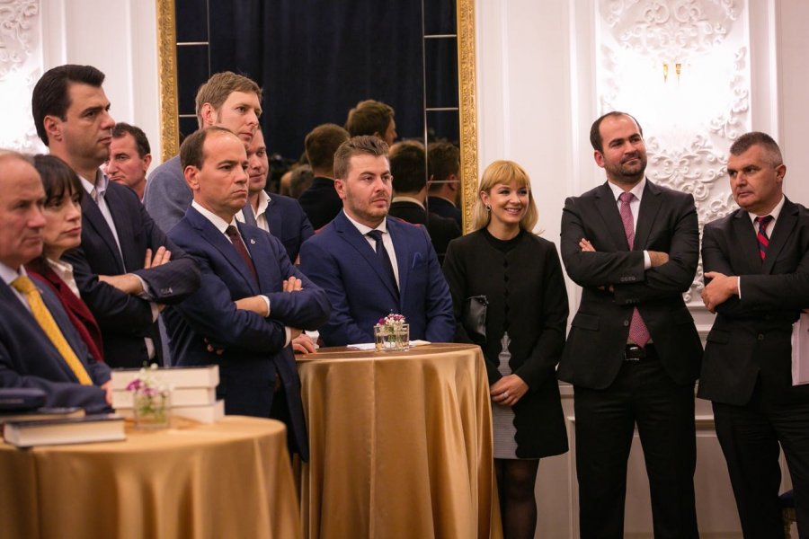 Gazetari dhe studiuesi Erald Kapri promovoi dje librin Sekretet e Luftës, Shqipëria tjetër në dokumentet britanike, një botim që zbardh dokumente të panjohura për publikun shqiptar. Ky botim erdhi falë Institutit të Studimeve Historike “Lumo Skëndo”, i drejtuar nga historiani Uran Butka. “Sekretet e Luftës janë një përpjekje 4 vjeçare kërkimi dhe leximi të mëse 20 mijë faqeve dokumente të Arkivit Britanik. Janë përfshirë 150 dokumente dhe fotografi, të cilat japin një panoramë të plotë të ngjarjeve kryesore të luftës. Dokumente të zyrës së kryeministrit Çurçill, të ministrisë së Jashtme Britanike, të Ministrisë së Luftës, të Shërbimeve Sekrete dhe të SOE-s, zyrës speciale që ngriti kryeministri britanik për luftën në prapavijë”, tha Kapri.  Britanikët mbajnë në arkivin e tyre një dokumentacion thelbësor për të kuptuar luftën shqiptare. Ky botim ka të plotë shënimet e Çurçillit për Shqipërinë ku jepen disa të vërteta tronditëse. Në takimin më të rëndësishëm të shekullit të kaluar, Konferenca e Moskës, ku perëndimi ndau me Moskën influencë në Ballkan, Shqipëria u harrua.   “E keni menduar ndonjëherë se Enver Hoxha kishte kontakte me gjermanët dhe të kishte një marrëveshje me ta? Po që Stalini kërkonte që Mbreti Zog të mos shkelte më në Shqipëri? Po që britanikët vlerësonin lart figurat nacionaliste që zgjodhën të ngrinin një qeveri nën pushtimin gjerman? Këto dokumente janë pjesë e këtij botimi”, tha Kapri.  Prof.dr Romeo Guraguqi vlerësoi këtë botim.”Përmbledhja dokumentare, “Sekretet e Luftës, Shqipëria tjetër në dokumentet britanike”, e studiuesit Erald Kapri, është një botim shumë i rëndësishëm, që do të ndihmojë në kuptimin dhe saktësimin e ngjarjeve historike të kohës së Luftës së Dytë Botërore dhe viteve menjëherë pas saj. Erald Kapri është ndër njohësit më të mirë të Historisë së periudhës nga pranvera 1943 deri ne instalimin e plotë të diktaturës komuniste. Kaprin gjithashtu e vlerësoj si njeri, si një studiues serioz dhe bashkëpunues, të hapur për debat shkencor dhe te karakterizuar nga një mirësi e spikatur për kohën tonë. Botimi i këtij dokumentacioni, përbën një ngjarje të rëndësishme shkencore”, tha Gurakuqi.  Historiani Uran Butka dhe drejtori i Arkivit të Shtetit Ardit Bido vlerësuan botimin si një ngjarje e rëndësishme për historinë shqiptare. Deputeti Agron Shehaj, i cili është mbështetësi i Institutit “Lumo Skëndo”, tha se ky institutut do vazhdojë të mbështesë studiuesit shqiptar për të zbardhur të vërtetën historike, si një kontribut që i jepet shoqërisë shqiptare.  Gjatë promovimit morën pjesë personalitete të njohura të politikës shqiptare si kreu i opozitës Lulzim Basha, Ish presidenti Nishani, Princi Leka, historianë, studiues, gazetarë, etj.  Në vitet 43 dhe 44, 150 ushtarakë britanikë morën pjesë në misione në Shqipëri. Ata shpenzuan dhe dhanë shpërblime rreth 120 mijë monedha ari, që nëse i konvertojmë sot, janë mbi 30 milionë paund britanikë. Mbi 2300 tonë ndihma materiale ushtarake. Ndihma britanike përcaktoi fituesin në Shqipëri, sepse pjesën më të madhe të tyre e mori lëvizja komuniste.  Rasti shqiptar vijon të jetë ende i debatuar në historiografinë britanike. Si ndodhi që Britania financoi dhe mbështeti luftën guerile në Shqipëri nuk arriti ta përdorë këtë kapital? Pse Britania e Madhe nuk mundi të ndajë qartazi Shqipërinë nga blloku i lindjes? Dokumentacioni Britanik në këtë botim jep një panoramë të plotë të kësaj enigme historike.  Këto dokumente hedhin dritë për disa ngjarje që ende sot mohohen apo thuhen me gjysëm zëri. Në Shqipëri nuk ka pasur vetëm luftë nacionalçlirimtare, por ka pasur luftë, e madje edhe luftë civile. Kjo e pohuar nga dokumentacioni britanik i kohës.