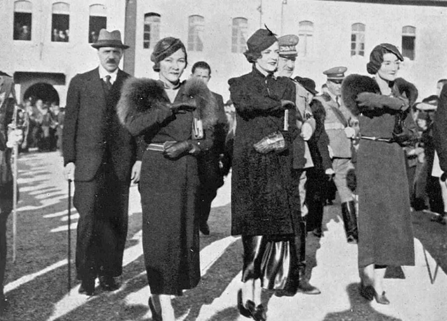 ‘Shqiptaret e bukura që prej 4 ditësh kanë zbuluar fytyrat, falë Ahmet Zogut’