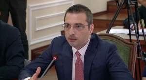 Fluturimi i Tahirit në Gjermani, i shoqëruar nga një vartës…