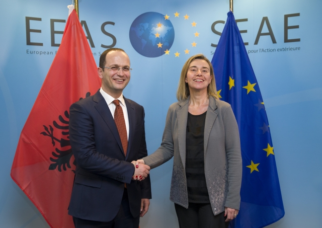 Bushati surprizon Mogherinin, ja çfarë i dhuroi!