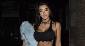 Belin e hollë e gjoksin e madh – Chloe Khan ju “djeg” me këto foto