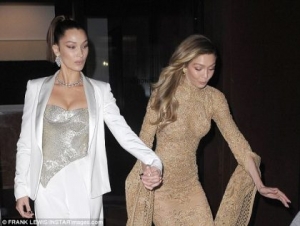 Foto/ Gigi Hadid rrëzohet por motra i qëndron afër