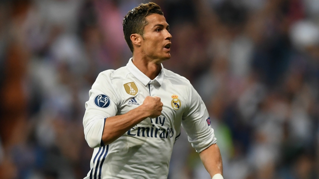 Shikoni çfarë gjesti bën mami i Ronaldos kur djali i saj gjuan penalltinë
