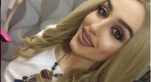 Aida Doҫi në krahët një mashkulli…Por vëmendja tek pamja e saj…