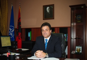 “Të tërheq zvarrë”/ Kërcënohet gazetari i njohur shqiptar