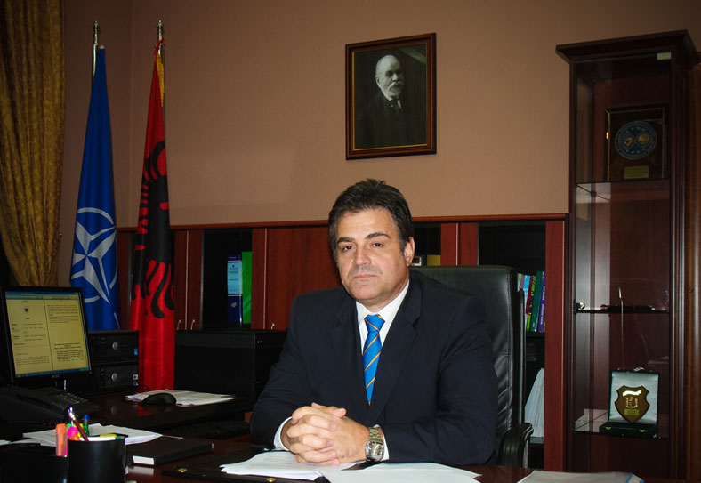 “Të tërheq zvarrë”/ Kërcënohet gazetari i njohur shqiptar