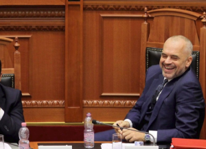 Sa kohë të lirë që ka! Komentuesi e kap mat me pyetjen, Rama merret me profilin e tij