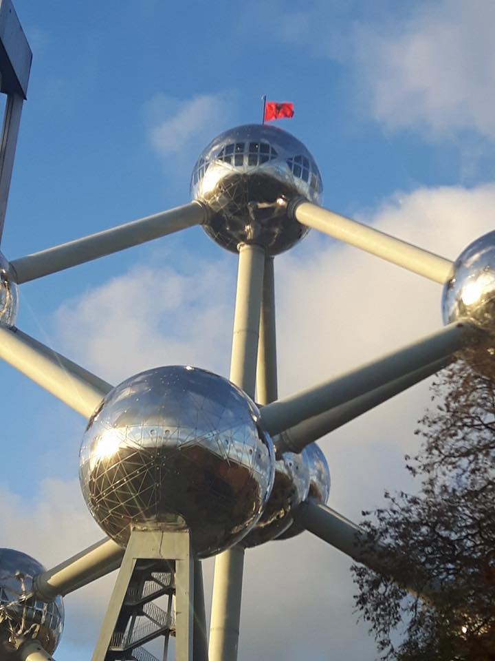 Flamuri kombëtar valëvitet mbi “Atomium” në Bruksel